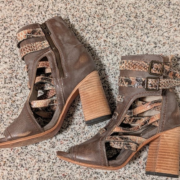 Freebird by Steven Tiara Snake Sandals - Picture 1 of 3